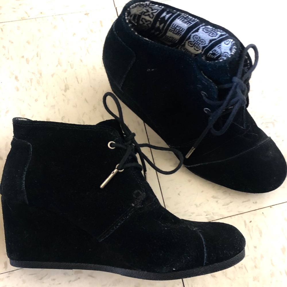 TOMS Suede Booties 🖤